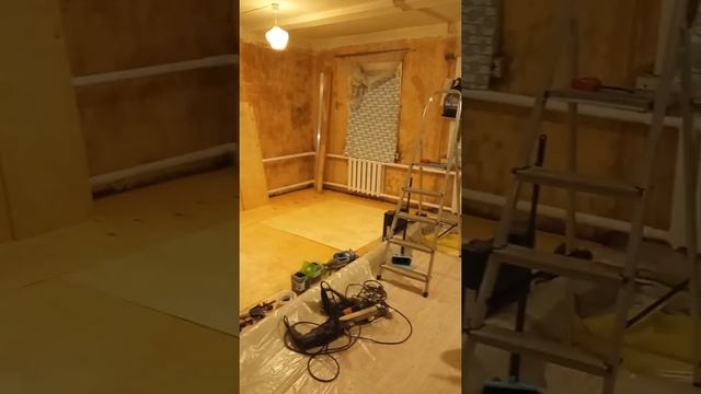 От старого деревянного пола не осталось и следа, весь пол покорыт фанерой.