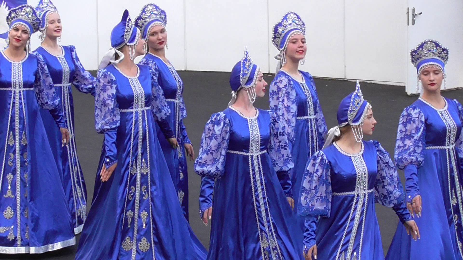Танцевальный ансамбль в синих костюмах