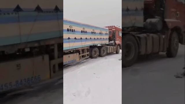 Сложился в ножницы при заезде на паром