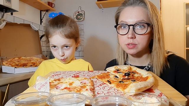 Мукбанг/ ПИЦЦА 2 шт Пеперони/Pizza/Максу рассекли Бровь...? Сердце в пятки ушло?