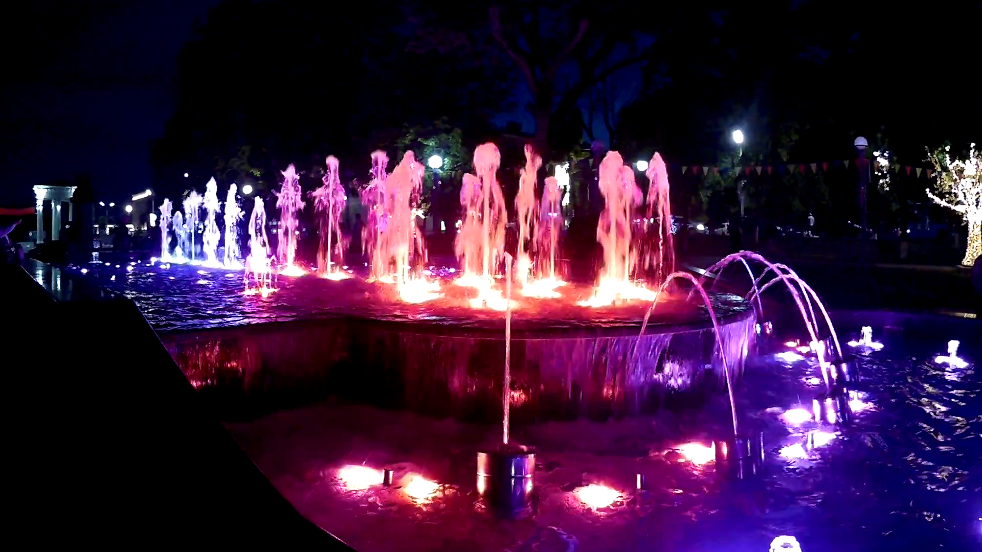 Световой фонтан в парке