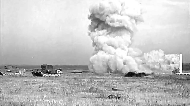Churchill AVRE — заряжание и выстрел из 230-мм мортиры Petard