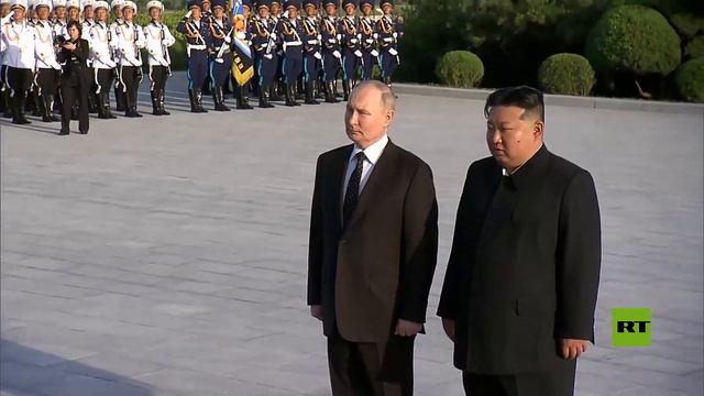 فلاديمير بوتين وكيم جونغ أون يضعان الورود على نصب جنود سوفييت