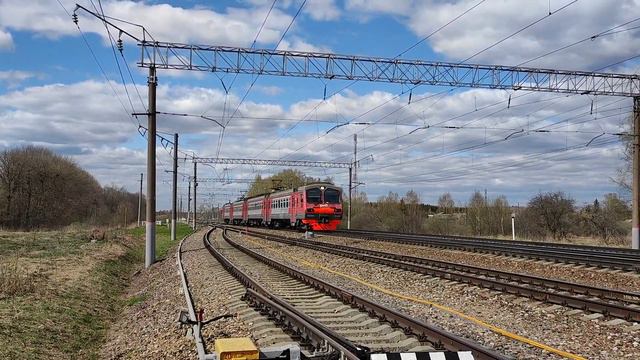 Электропоезда ЭД9М-0240 сообщением Смоленск - Вязьма прибывает на станцию Семлëво.