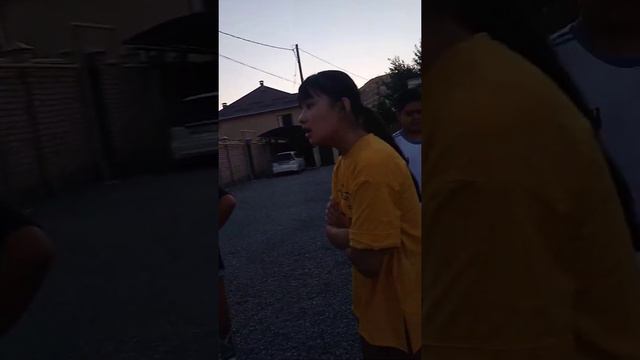 дерутся на 1 него все