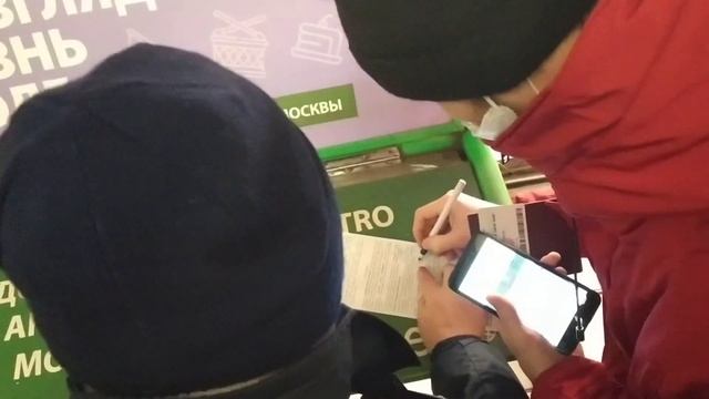 Контролеры во главе с Умаровой, при виде камеры, дописывают свои писюльки и валят на перерывчик.