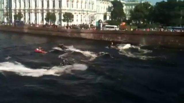Обливание прохожих на Неве