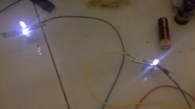 Свет и заряд аккумулятора из пальчиковой батарейки 12 вольта. Бесплатное освещение в палатке.