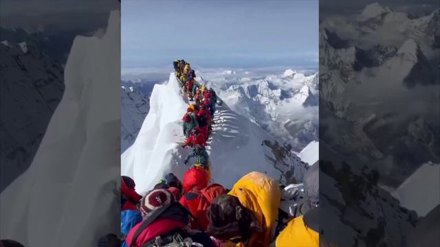Эверест сейчас выглядит как-то так — там организовалась пробка из желающих покорить гору.
