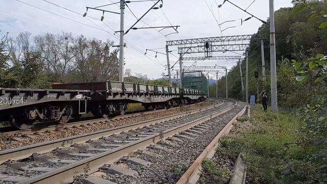Электровоз 3ЭС5К-009 "Ермак" с грузовым поездом.