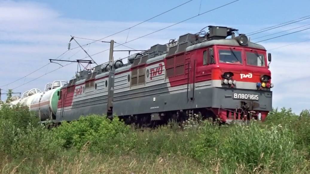 Электровоз ВЛ80с-1615 с грузовым поездом следует по перегону Окская - пост 323-й километр