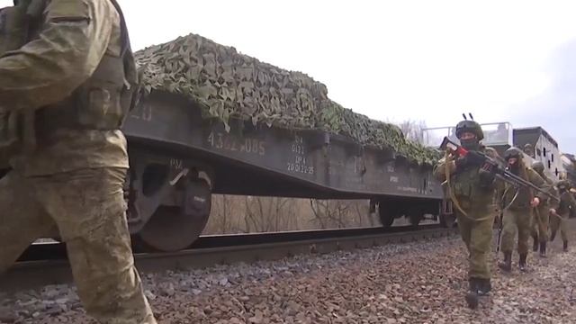 МО РФ показало в работе бронепоезд ж/д войск Западного военного округа в зоне спецоперации