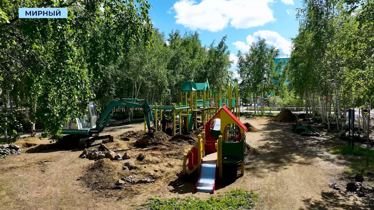 Резиновая крошка вместо песка: рабочие меняют облик детской площадки в центре Мирного