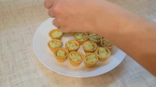 ТАРТАЛЕТКИ с кремом из авокадо и сливочного сыра, креветками и красной икрой!