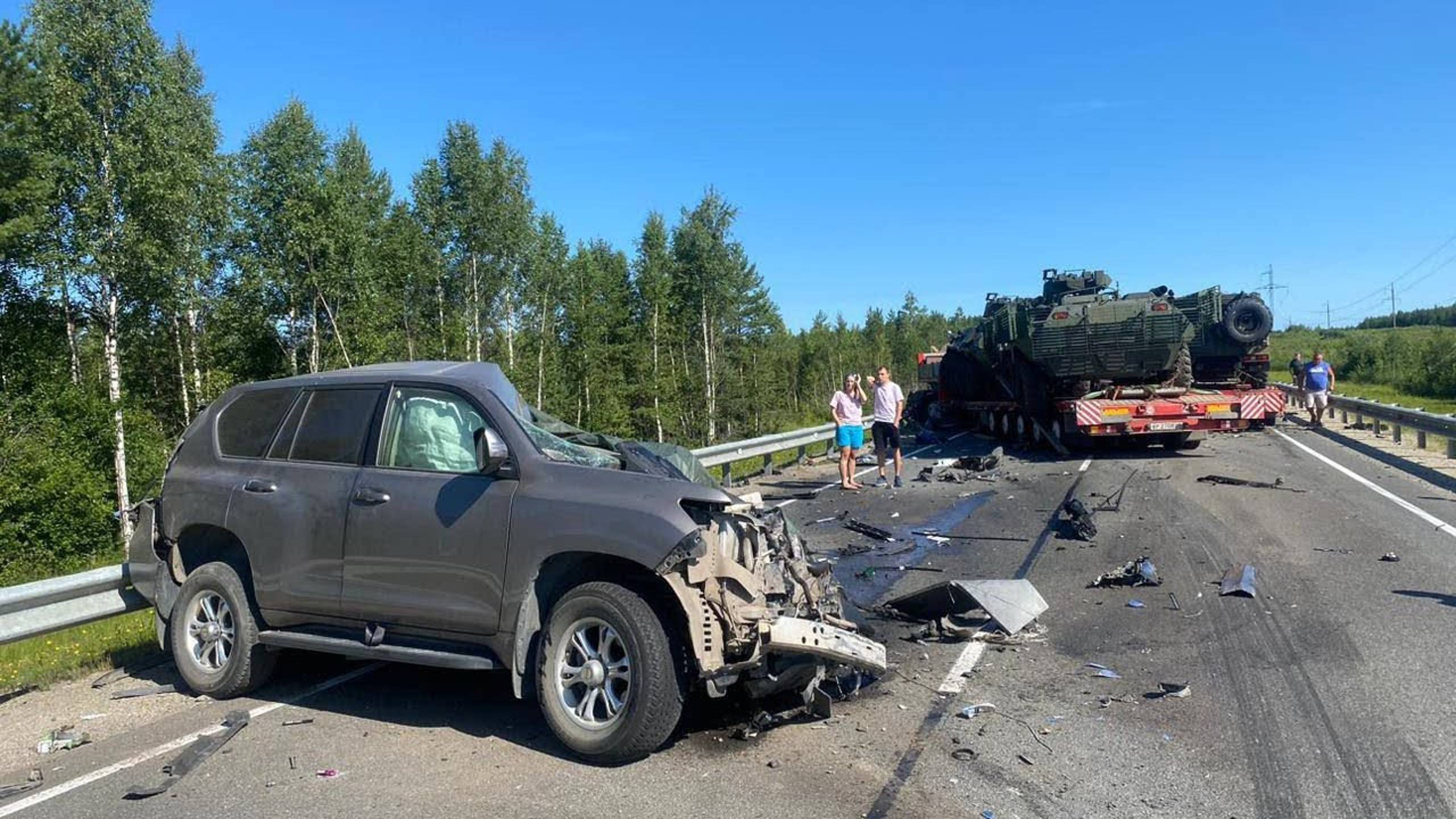 «Заснул, и больше не проснулся». Тралы с военной техникой попали в жуткое ДТП в Карелии