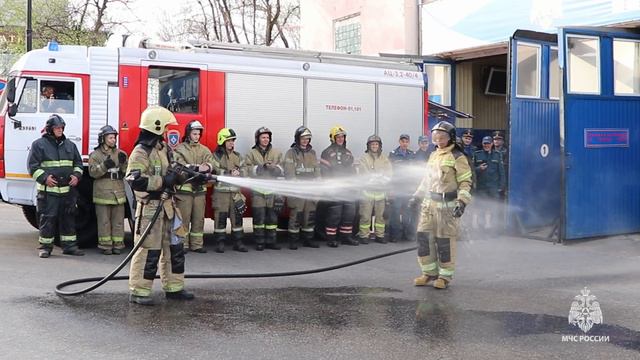 Церемонией обливания из брандспойта проводили на заслуженный отдых хабаровского пожарного МЧС России