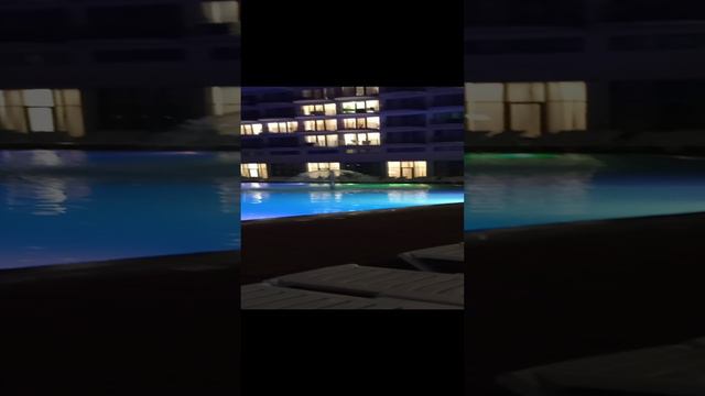 Бассейн отеля Европа 3* в Гаграх после заката.