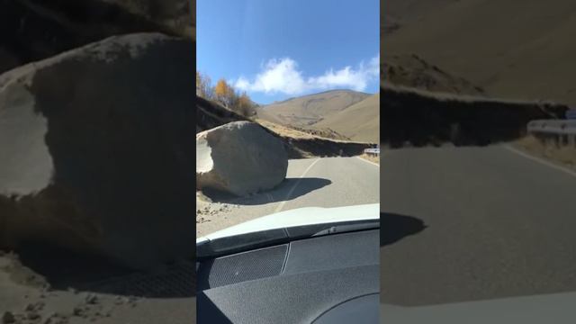 Упал камень с горы!!! 😯😱