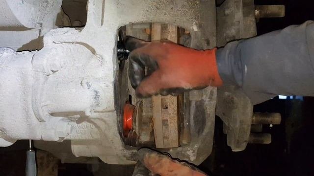 Шмитц оси SAF замена рк толкателелей пыльник-пятак не снимая суппорта.
