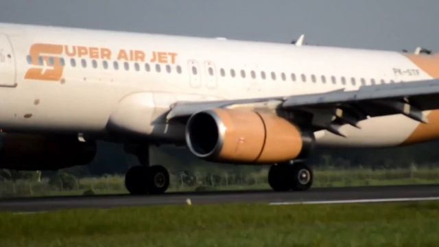 Dari Dekat Liat Pesawat Air Asia  Malaysia A320 Mendarat Di Bandara Kualanamu Airport 2023