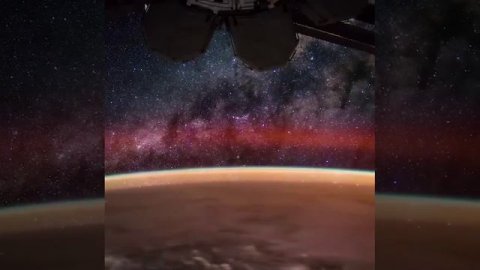 🛰️ На фото из МКС запечатлен Млечный Путь и собственное свечение атмосферы Земли.