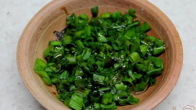 Зеленый салат с топинамбуром и сыром