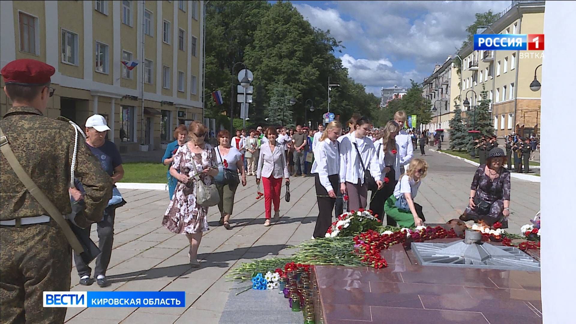 В День памяти и скорби в Кирове возложил цветы к памятнику воинам-кировчанам