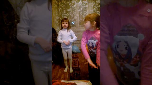 маленькие собачки танцуют!