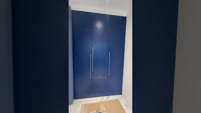 Синий шкаф в прихожую с геометрической фрезеровкой