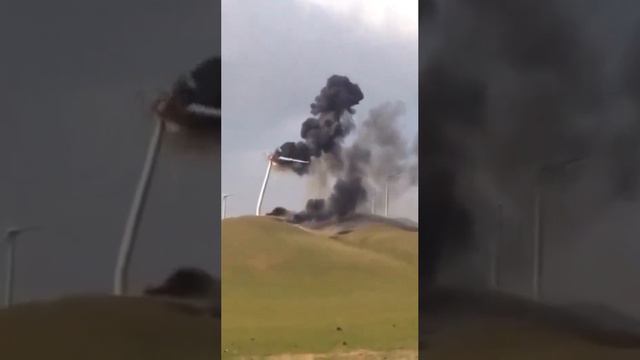 Ветряная турбина взрывается после того, как загорелась, выбрасывая в воздух густые токсичные выбросы