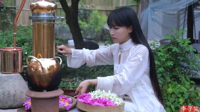Picking Out Blooming Flowers to Make Aromatic Dew 摘下一朵朵盛放的花凝结成香喷喷的露纯露Liziqi Channel