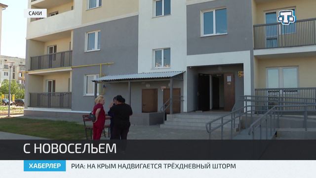 Ключи от новой квартиры вручили жительнице Черноморского района