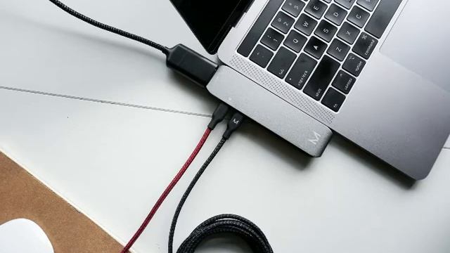 Moyork: Multi-USB-C Adapter For MacBook Pro