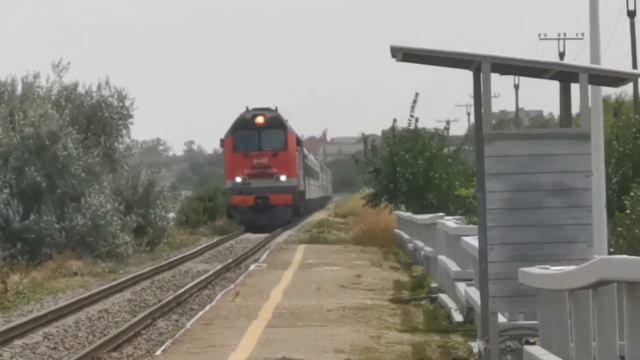 Пусть будет! Тепловоз 2ТЭ25КМ 0204 с поездом №246А Санкт-Петербург-Ейск.