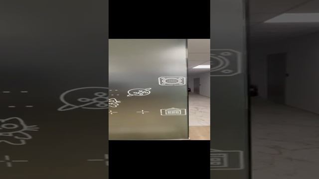 Тонировка офисных перегородок бесцветной матовой пленкой matte frost cleare с УФ печатью белилом.