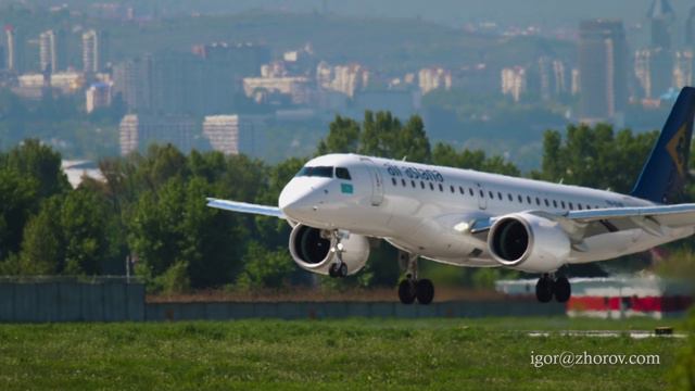 Эмбраер Е190 авиакомпании Эйр Астана приземляется в аэропорту Алматы.