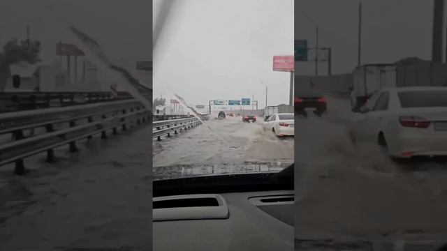 💦На Новорижском шоссе воды настолько много, что машины с трудом проезжают💦