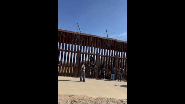Группа нелегалов, перелезших из Мексики в США через пограничную стену в Сан-Диего