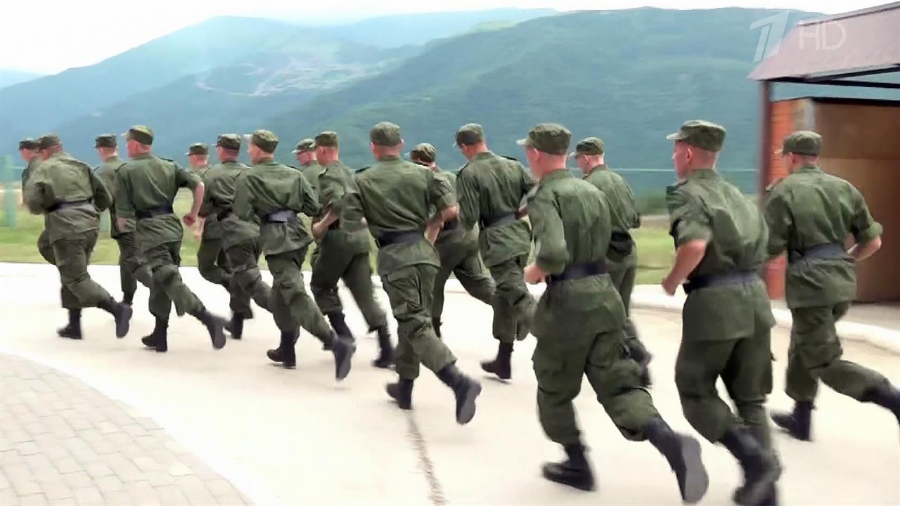 В учебных центрах по всей стране солдаты-срочники погранвойск походят военную подготовку