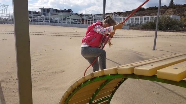 Море Выбросило Много Медуз! Играю На Детских Качелях