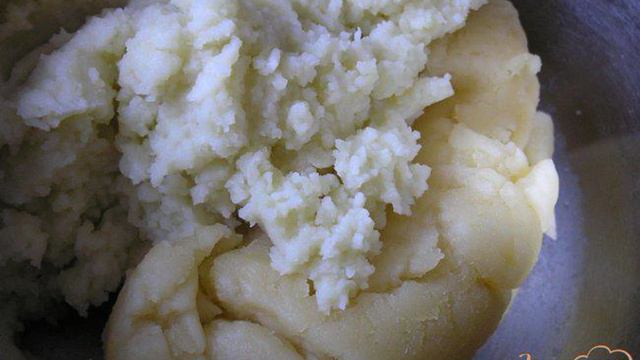 Картофельные эклеры с творожным сыром, двумя видами риса и форелью