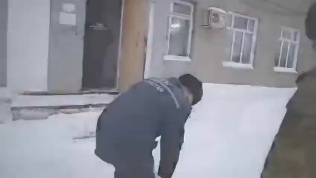 «Помощь в каждый дом»: начальник службы пожаротушения помог нуждающимся семьям продуктами