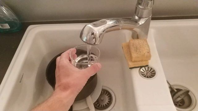 КАК НАЛИТЬ ВОДУ В СТАКАН