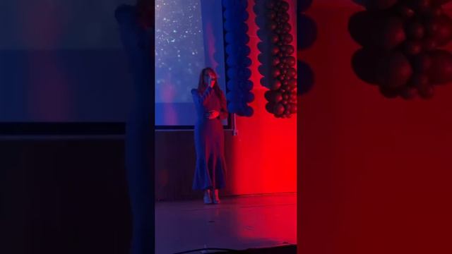 На сцене СКГА с нереально красивой песней выступает Самира Айбазова
