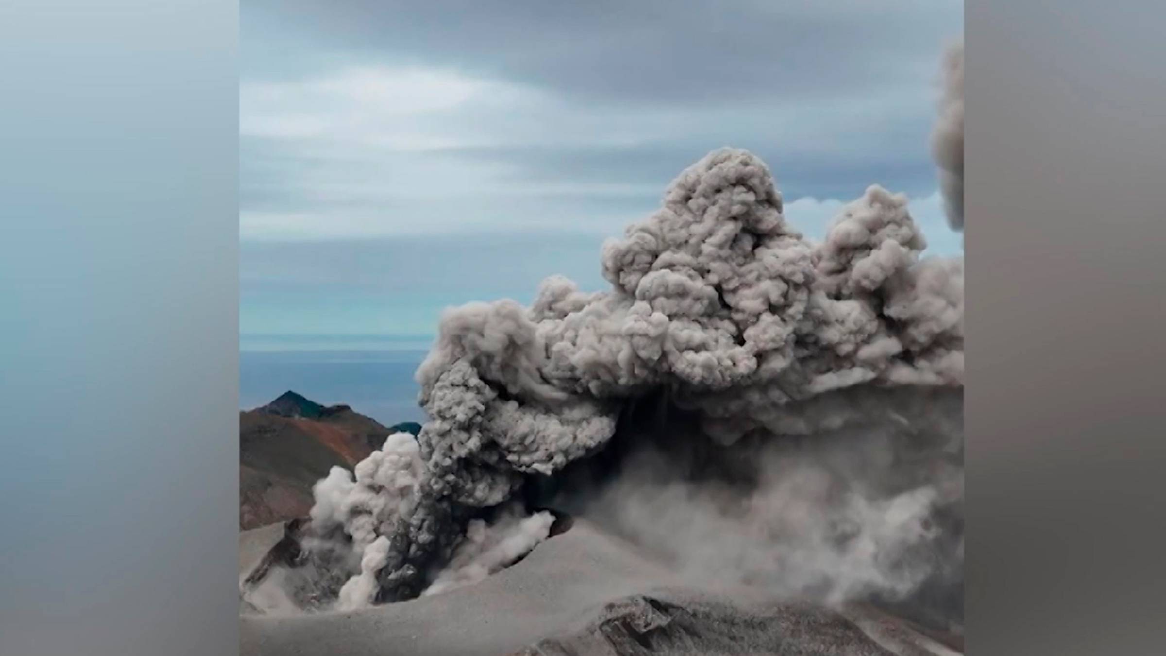 Эбеко извергается на острове Парамушир. Высота выброса достигла 2,5 метров над уровнем моря