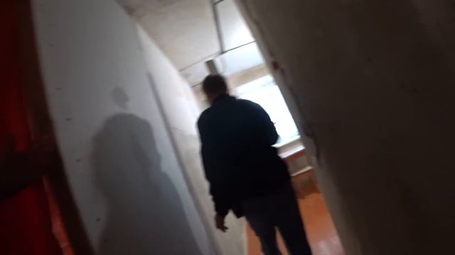 НАДО ДВИНУТЬ ПЛИТКУ/ГАЗЕТА НА СТЕНАХ ВЪЕЛАСЬ В КРАСКУ