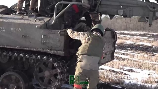 ?? Расчеты 152-мм самоходных гаубиц 2С19 «Мста-С» и пушек 2С5 «Гиацинт-С.
