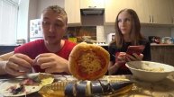 МУКБАНГ ЕДА НА ОБЕД С ЛЮБИМОЙ ЖЕНОЙ. СЪЕЛИ ПИЦЦУ ПЮРЕ КОТЛЕТУ СЕЛЕДКУ ОВСЯНКУ