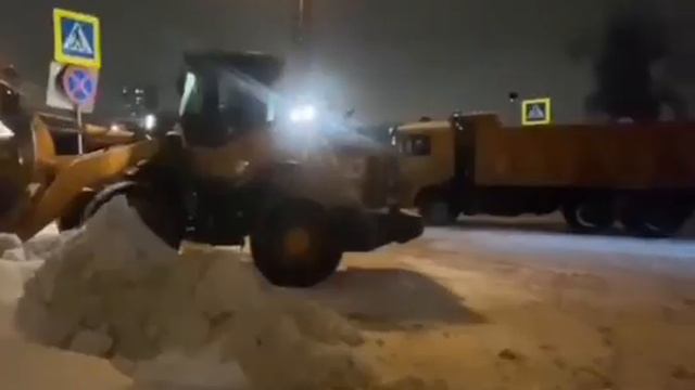 Московские коммунальщики круглосуточно чистят дороги после сильного снегопада
