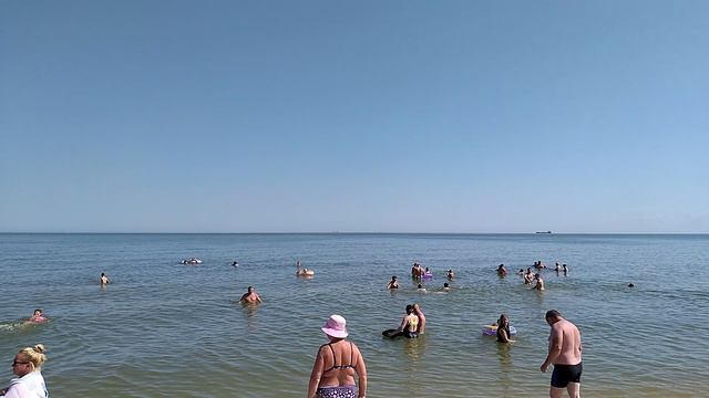 Красивые тёплые волны Азовского моря манят купаться в станице Голубицкая